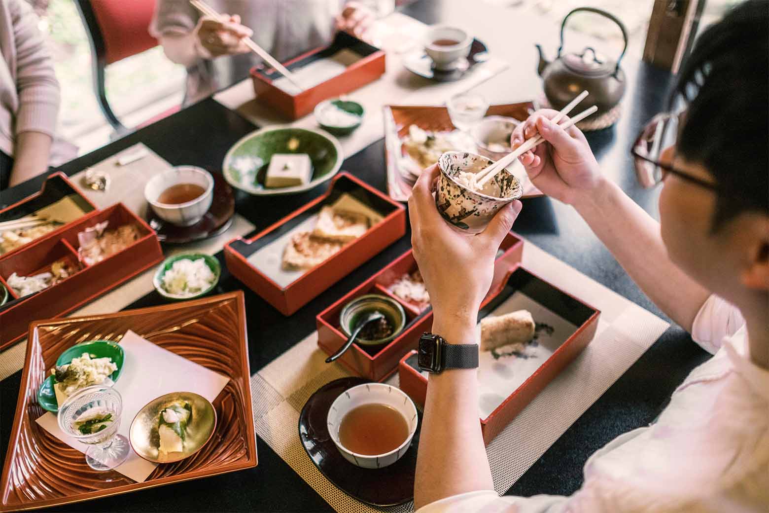 Des employés de bureau, qui prennent un repas savoureux asiatiques durant leur pause déjeuner avec nos services de plats asiatiques.